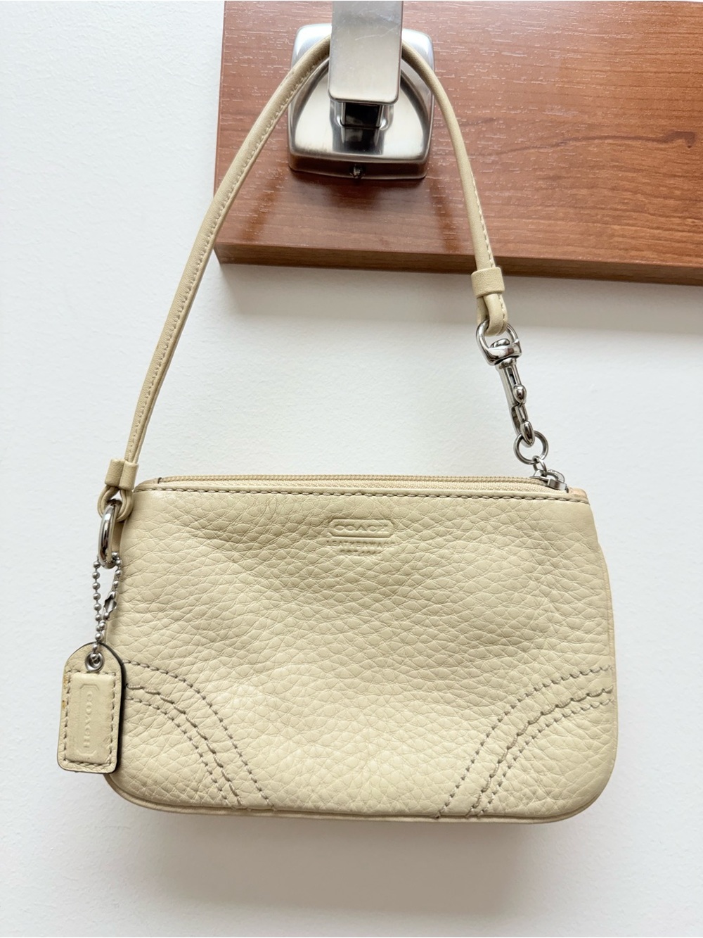 COACH Beige Cream Soft Pebbled Leather Zip Wristlet Wallet Coin Purse EUC